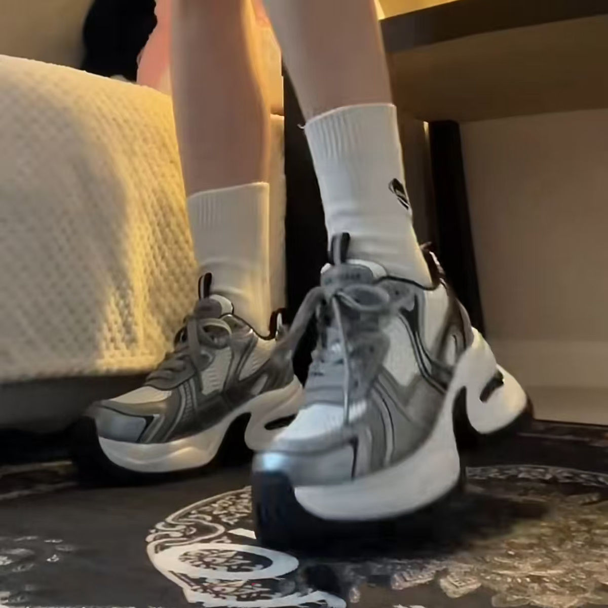 Zhao Lu Si con la luna cayendo estrella de fondo grueso plateado zapatos de papá para mujeres nuevas zapatillas de piel suave de altura de tela de zapatillas deportivas casuales amortiguadoras