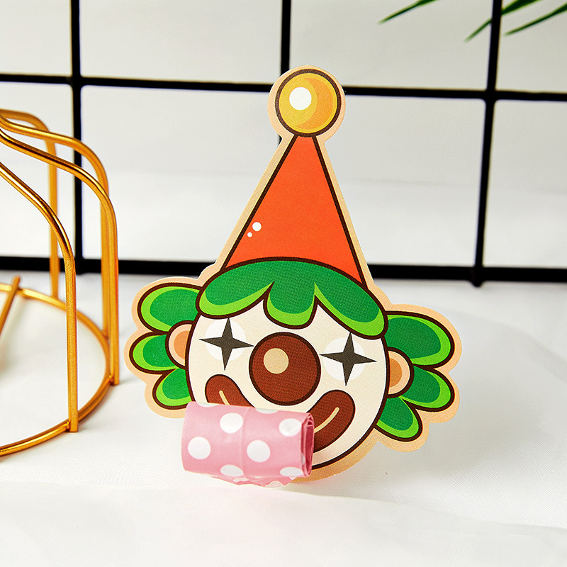 かわいい動物の漫画は竜の子供のおもちゃの誕生日のパーティーの小さい贈り物の口笛の応援の道具のラッパを吹きます。|undefined
