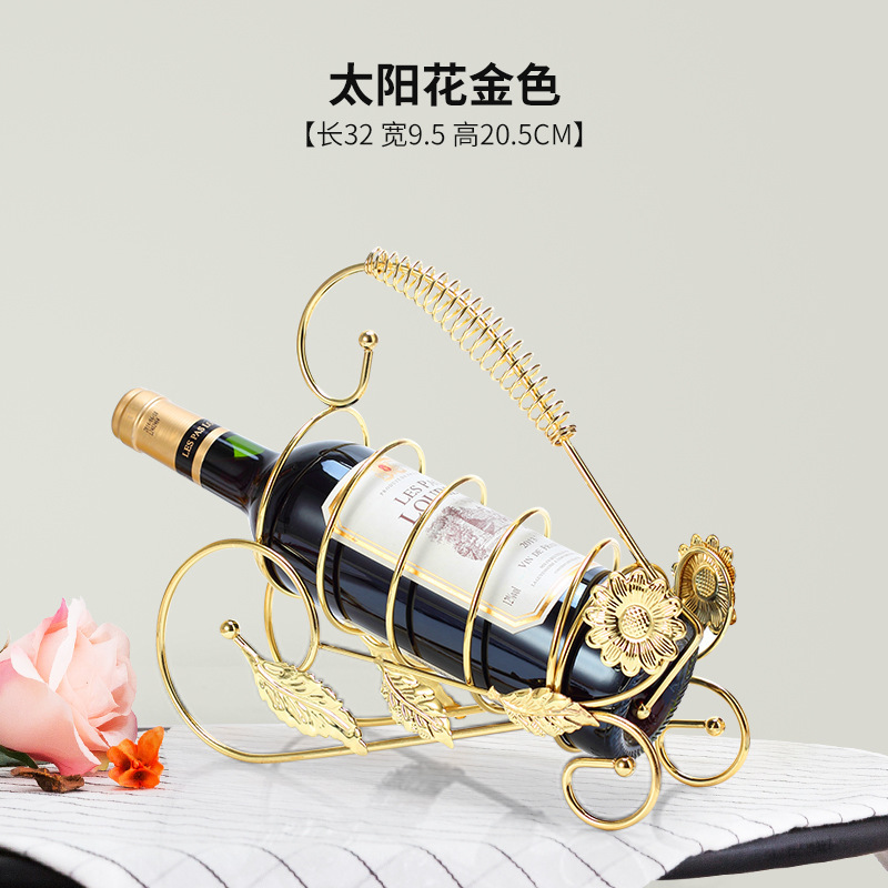 軽くて豪華な風の金色の酒の箱はワインの棚を飾ってワインの棚のワインの杯の棚を並べます。|undefined