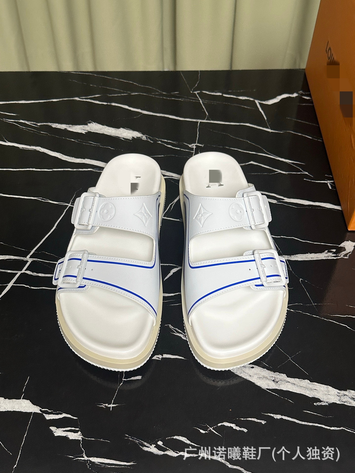 Zapatillas de moda para hombres con suela suave cómodas para usar zapatos de playa de cuero originales caja original de lujo marca de moda de doble cinturón de moda casual image 22