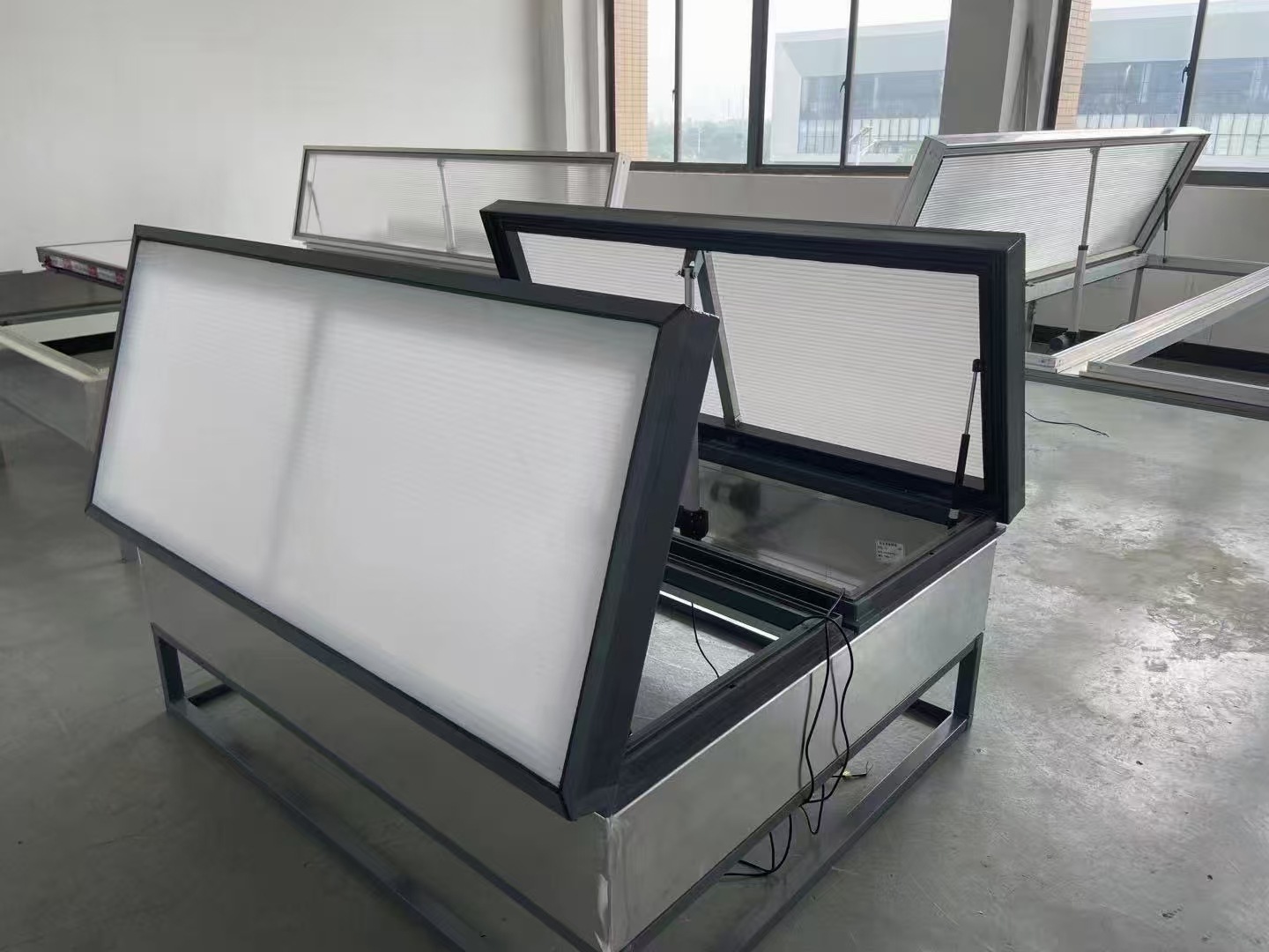 一字型电动式排烟天窗图片