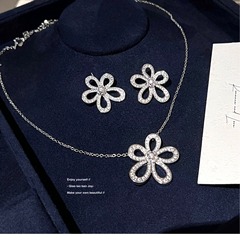 小型ジルコンのダイヤモンドいっぱいの大きな花のネックレスの銀色の花びらのイヤリングの鎖骨のセットの高級な軽豪華なフラッシュ
