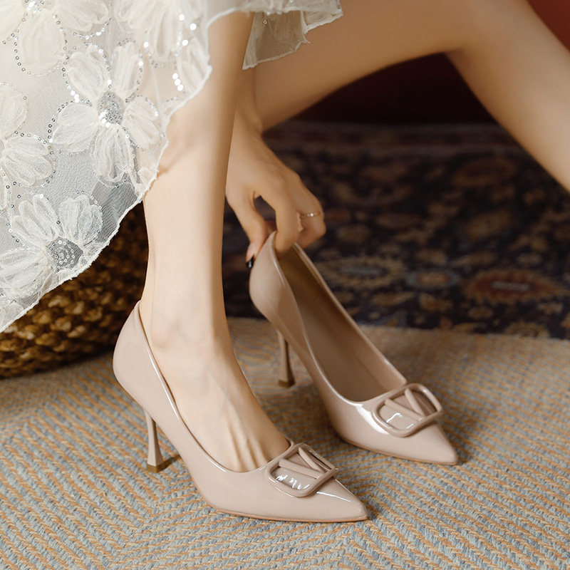 Elegant and comfortable nude high-heeled shoes for women, 2025 new model, V-brand buckle pointed toe stiletto French style women's shoes Elegant and comfortable nude high-heeled shoes for women, 2025 new model, V-brand buckle pointed toe stiletto French style women's shoes