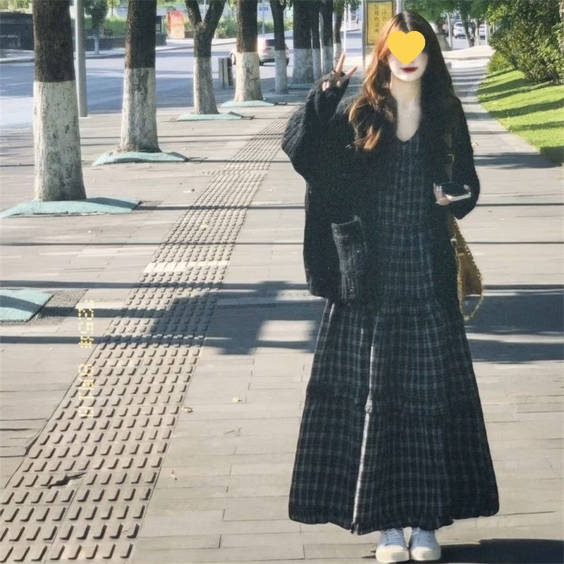 2025秋季新款一整套穿搭宽松格纹高腰连衣裙女+黑色针织开衫毛衣|undefined