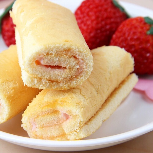 Vietnamese imported Tipo mini cake roll strawberry milk filling roll breakfast bread snack gift
