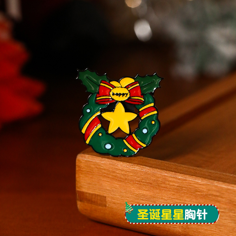 Broche de aleación de sentido avanzado japonés nueva insignia de personalidad de moda femenina de dibujos animados bolsa de Navidad accesorios de metal al por mayor