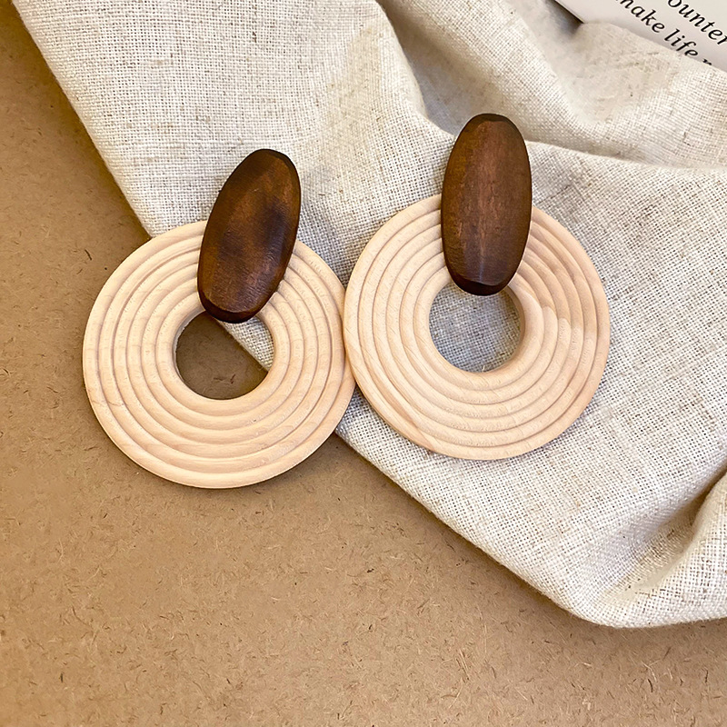 Pendientes de círculo de madera natural con aguja de plata Pendientes de moda de estilo literario y artístico de color café exagerado europeo y americano