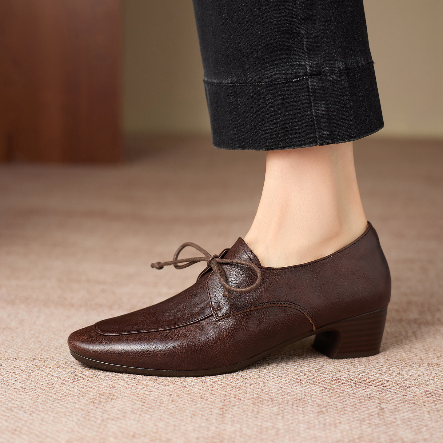 Giày da nữ kiểu Anh buộc dây mũi nhọn gót vuông 4 cm — màu nâu