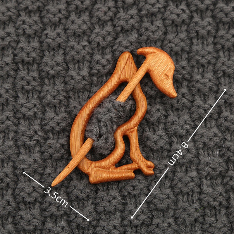 Broche madera pin con diseño animal, regalo original y artesanal.
