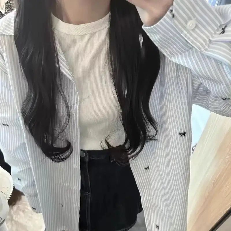 春と秋のストライプのシャツの女性の中には、日本のゆったりとした長袖のシャツを重ねて着ています。|undefined