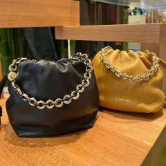 2024新中式斜挎女包牛皮福袋包水桶包抽繩雲朵包單肩斜挎腋下女包