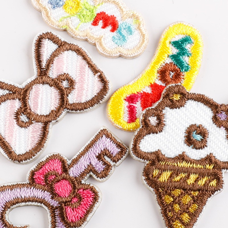 刺繍ラベルかわいい漫画アニメーション動物刺繍ステッカーアクセサリーパッチステッカー自己粘着アクセサリー既製卸売ステッカー|undefined