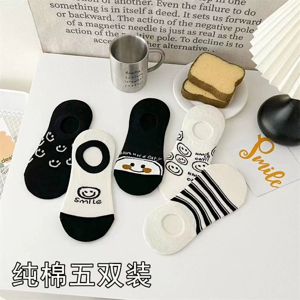Wyx72 invisible female black and white smiley face