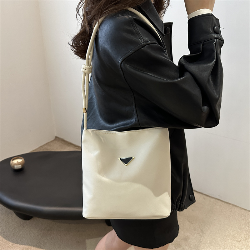 Bolso de nylon nicho de mujer bolso único rosa sensación de diseño 2024 nuevo pequeño bolso bajo la axila de verano fresco