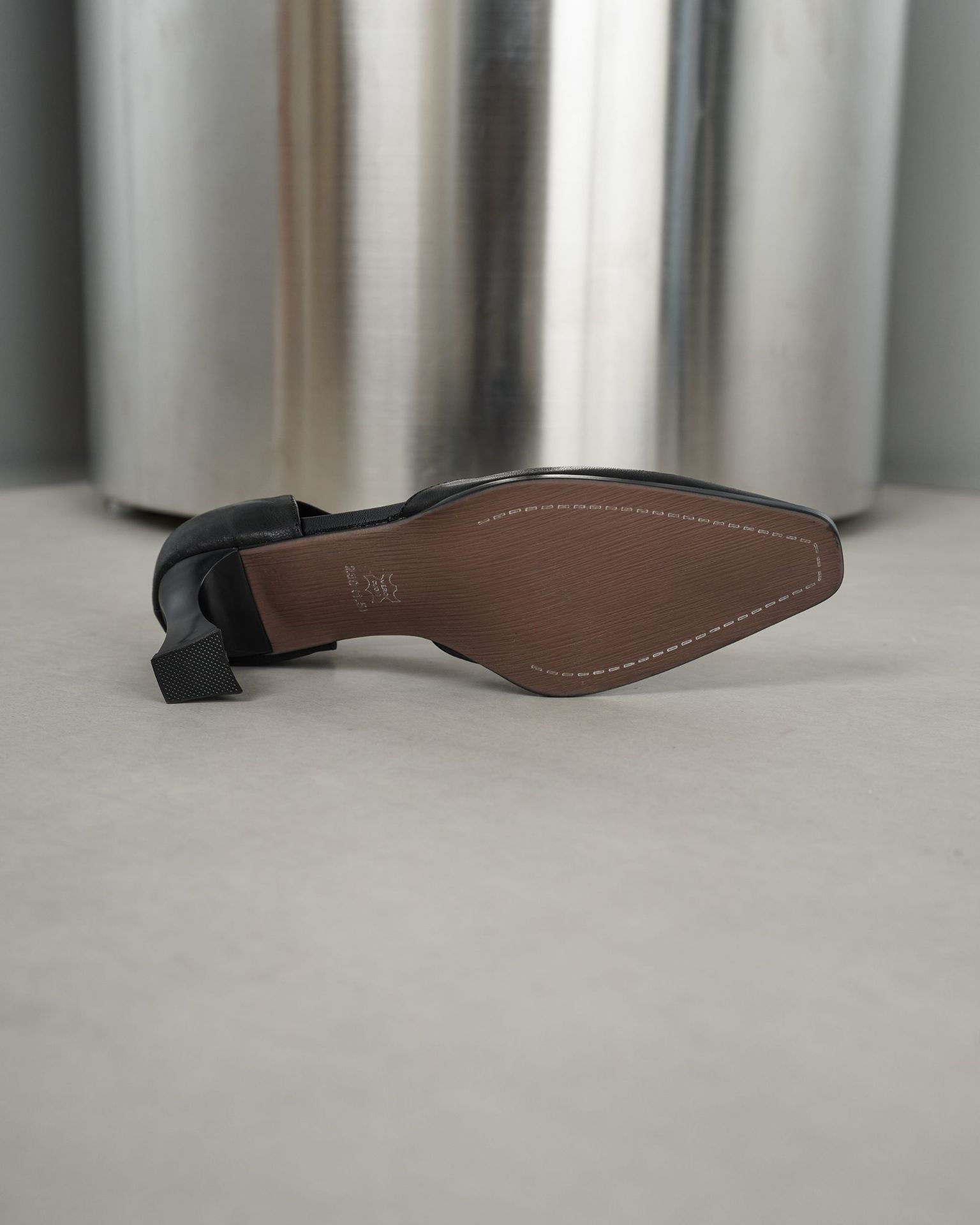 Sandal cao gót nữ da cừu mũi trùm cổ điển, gót vuông ổn định, quai thun co giãn — đen chi tiết 21