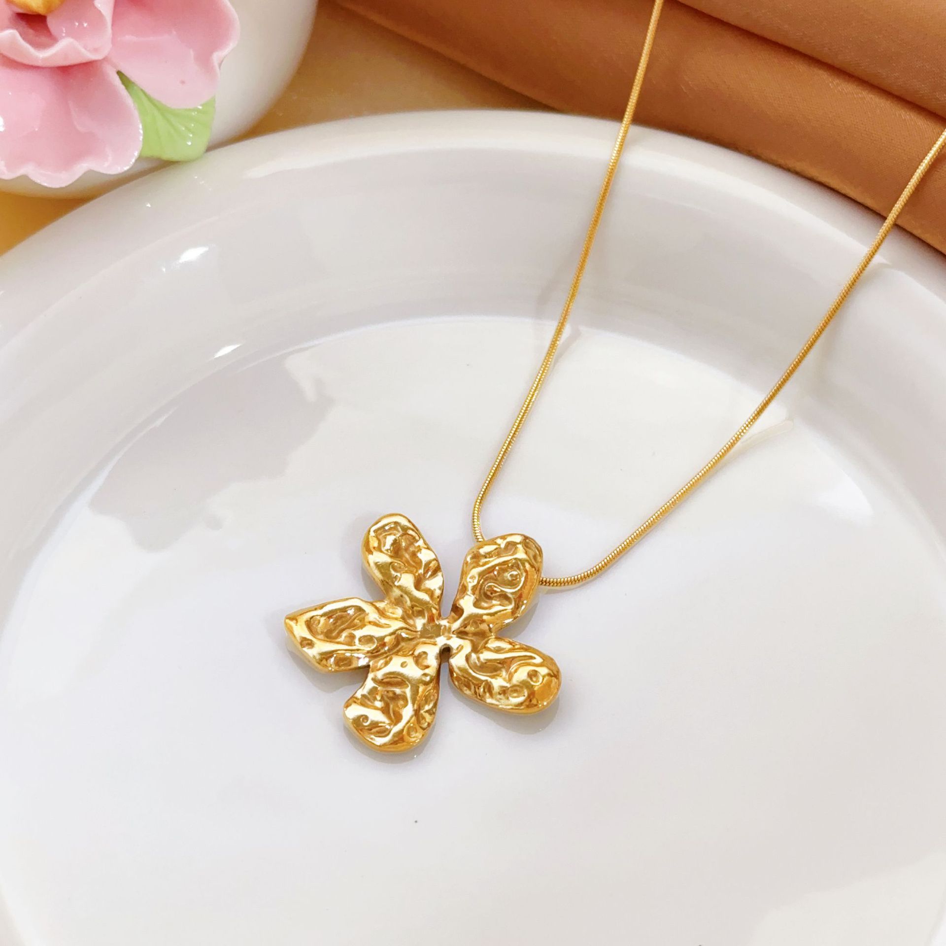 Cinco flores transfronterizas de oro de titanio de acero de alta calidad collar pendientes ligeros de lujo conjunto ligero de joyas de mujer