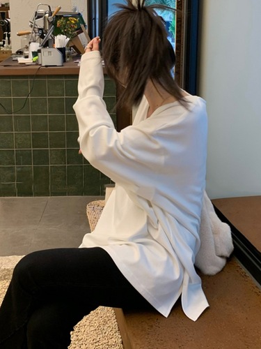 White Long Sleeve T-Shirt for Women - Loose Fit Crew Neck Top for Autumn/Winter - Oversized Crew Neck Top with Plush Fabric - Slouchy Medium Length V-Neck Top for Trendy Girls