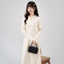 2025秋冬新款杏色圆领国风新中式盘扣针织连衣裙女气质收腰中长裙