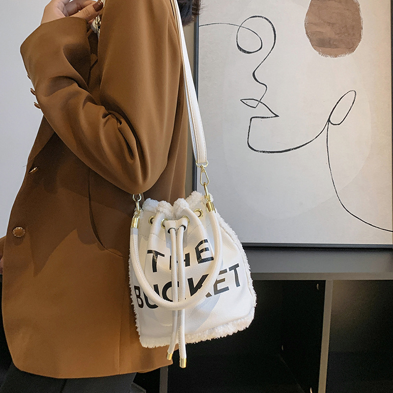 Bolsa de cubo portátil para mujeres 2022 transfronteriza nueva moda impresa carta bolso nicho diseño felpa bolsa de mensajero