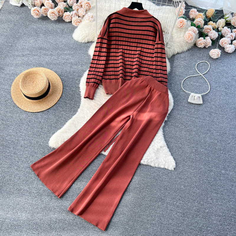 Stickat byxset för dam med hög krage och randigt mönster_voghion.com