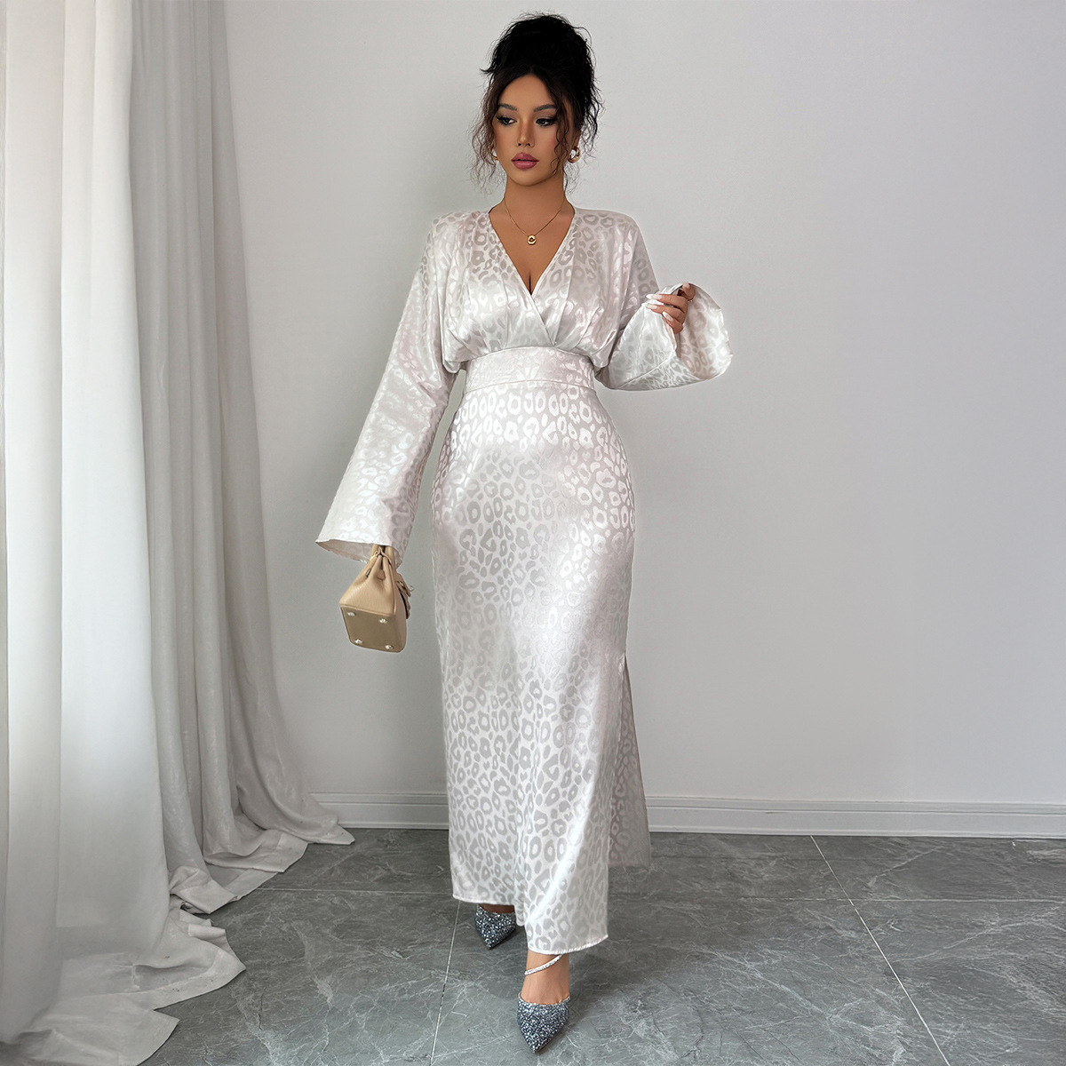 Elegant Deep V-Neck Long Sleeve Dress – Sophisticated & Warm Elegance Women’s Fall & Winter Midi Dress_ecoleips.com