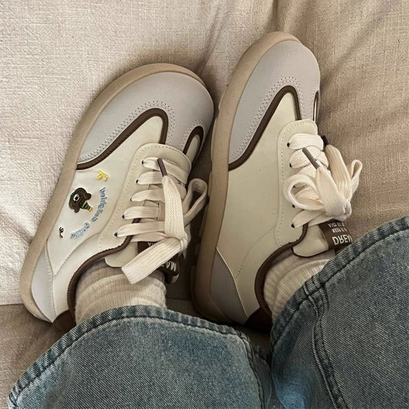 Zapatos chic, zapatos blancos de suela gruesa para estudiantes, zapatos de entrenamiento alemán retro para mujeres, primavera y otoño de 2025, nuevas zapatillas de deporte de todo fósforo para mujeres