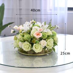 ホテルの大きな丸いテーブルに造花、セラミック花瓶、ダイニングテーブルの花の装飾、レストランのターンテーブルの中央に花の装飾が置かれています。