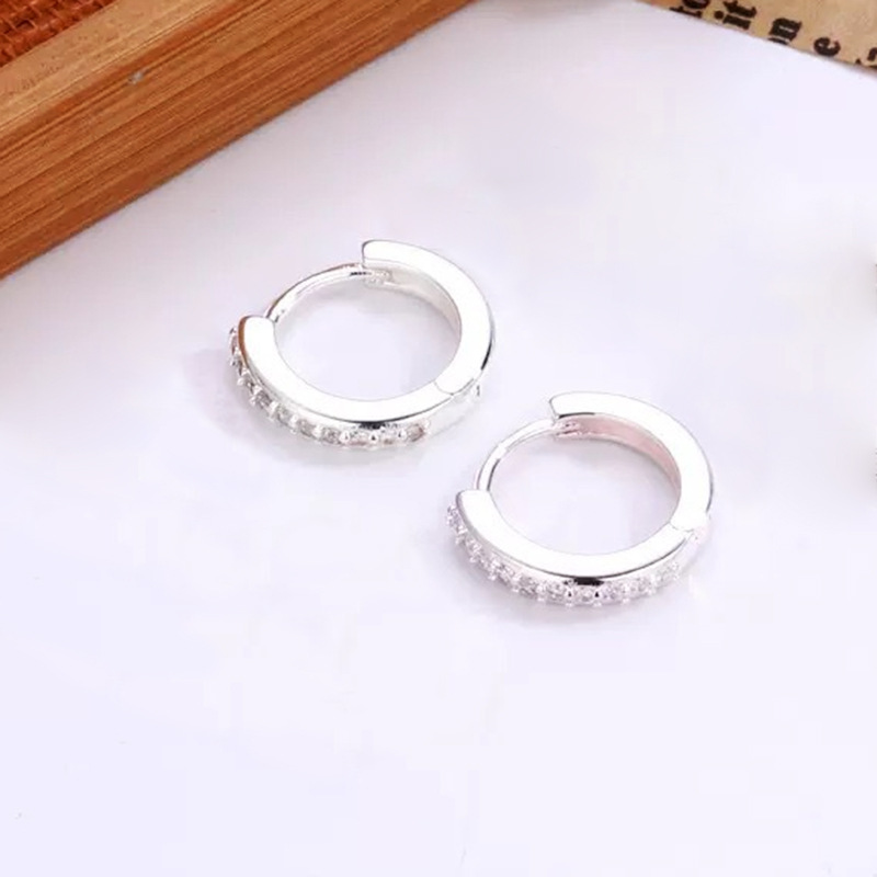 Nicho de moda transfronteriza sensación de diseño de cobre chapado en oro real perfiles redondos de alta calidad sensación de lujo ligero pendientes de mujer venta directa