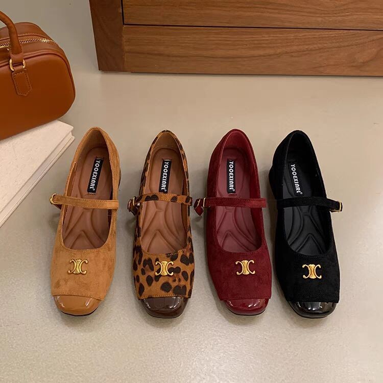 Elegant retro Mary Jane shoes flat with metal buckle with a strap…