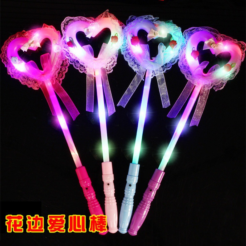 Yiwu pequeño mercado de productos básicos juguetes para niños al por mayor regalos del mercado nocturno bajo 1 yuan puesto nuevos pequeños regalos luminosos.