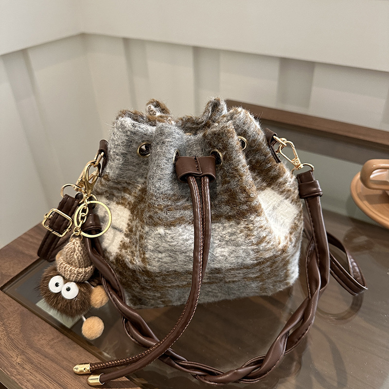 Bolso retrógrado de cuerda de pulsación de invierno 2024 nuevo estilo versátil en un solo hombro bolso de hombro coreano bolso de cubo para mujeres