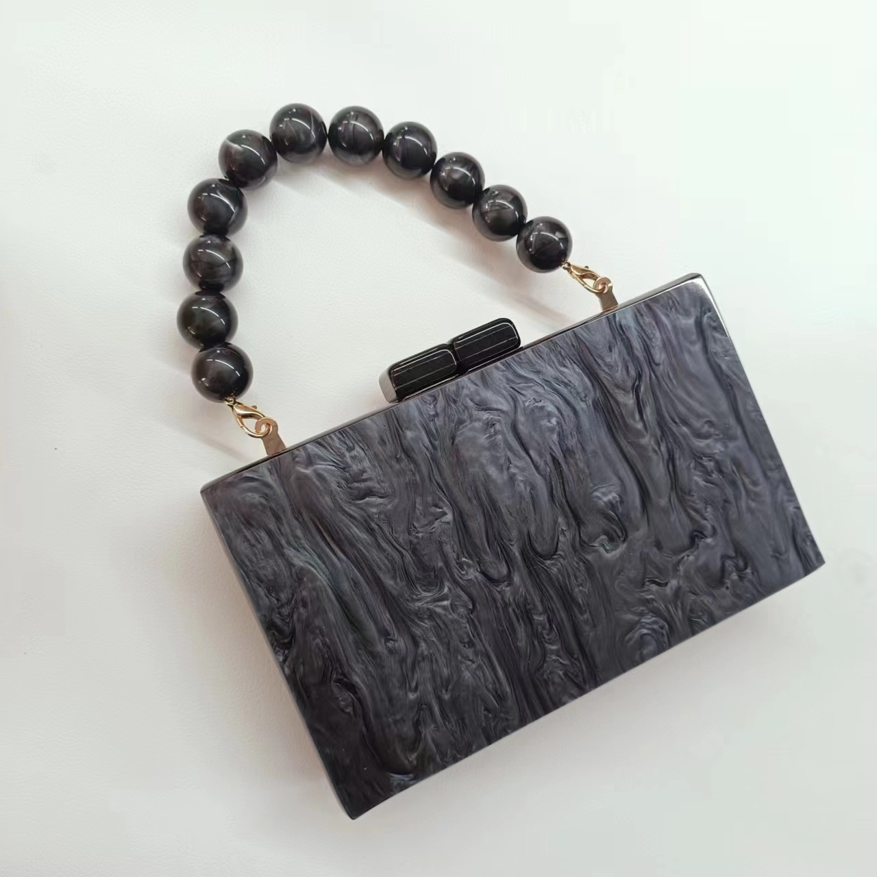 Elegant aftonväska med pärlor och akryl för bröllop dam_voghion.com