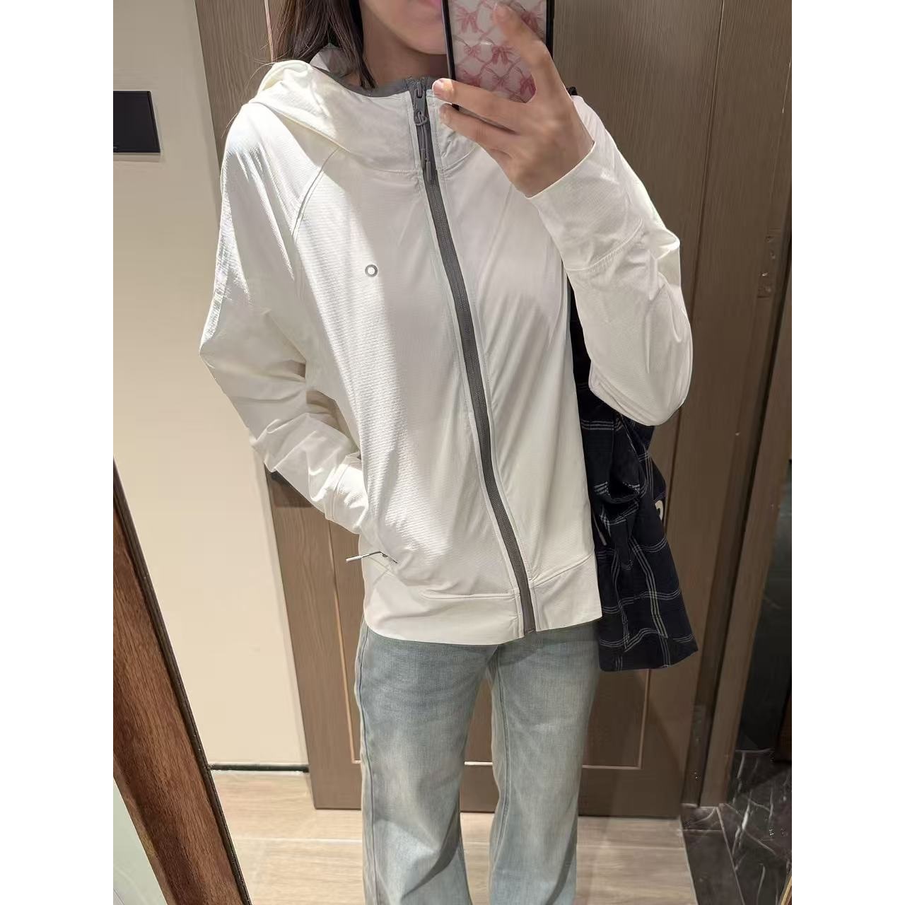 现货白色连帽防晒衣女2026新款宽松休闲防紫外线透气薄款防晒服