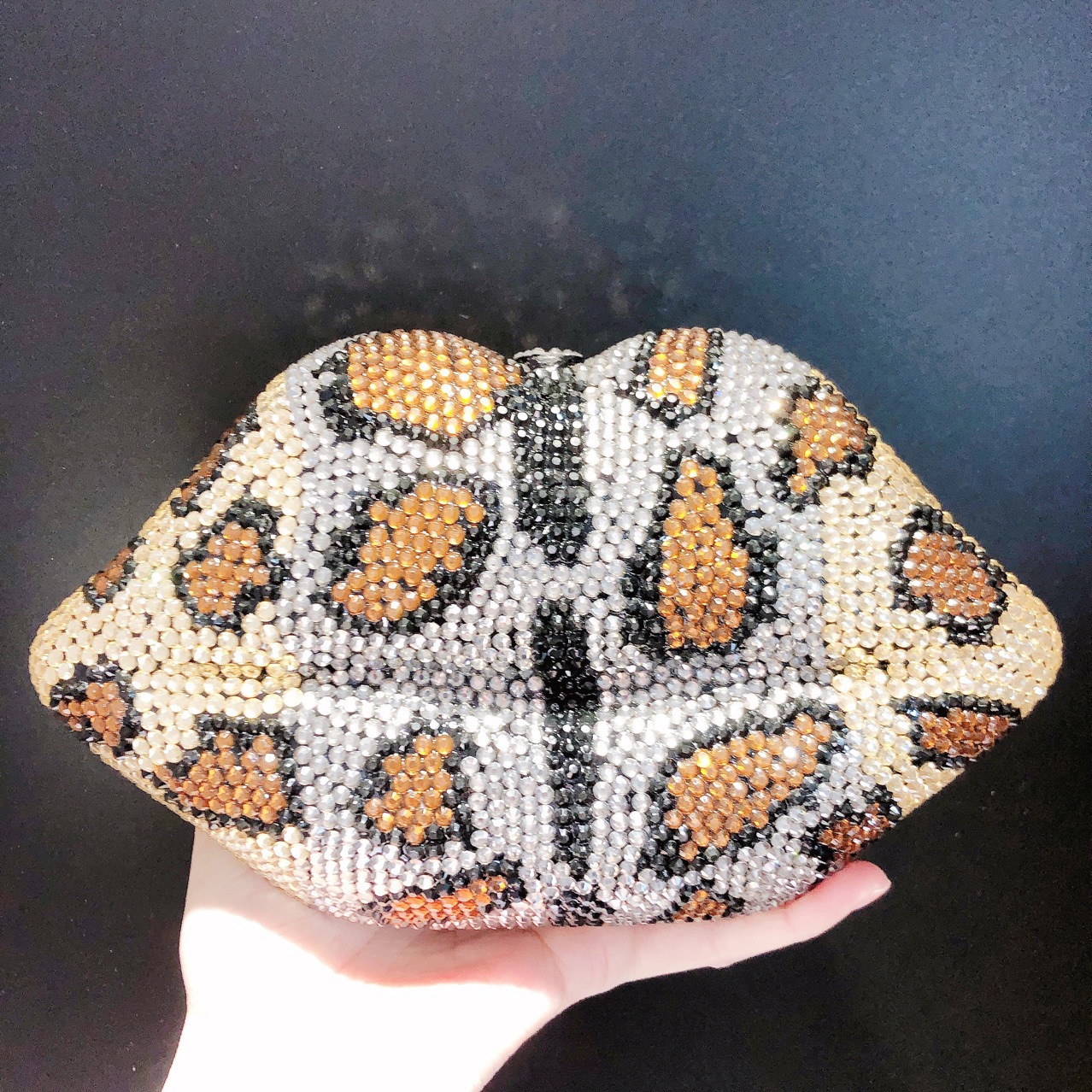 Túi clutch nữ cầm tay đính đá dạ tiệc họa tiết da báo viền môi — Vân báo chi tiết 7