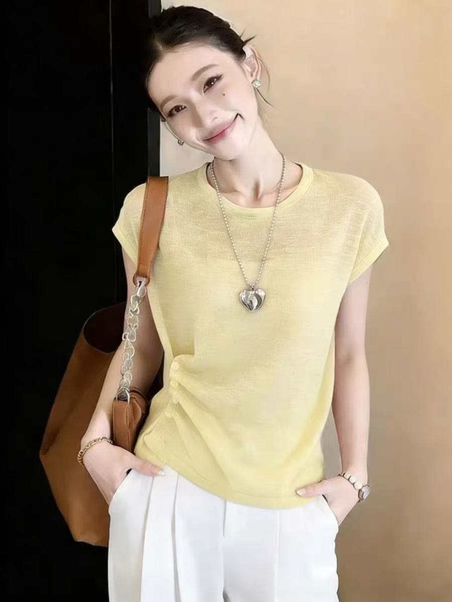 Áo thun nữ cổ tròn tay ngắn thiết kế nút bên cạnh và nếp gấp — trắng