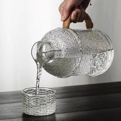 メーカーの日本式の厚い高ホウ素シリコンガラスの冷たい水筒の家庭用の冷たい白の水筒の大容量は高低温のジュースに耐えます。