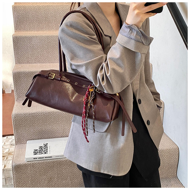 Túi xách baguette nữ phong cách retro, túi đeo tay và kẹp nách thời trang, kiểu dáng gối mềm mại — Burgundy không có mặt dây chuyền, Màu nâu không có mặt dây chuyền, Màu đen không có mặt dây chuyền, Màu nâu với mặt dây chuyền chi tiết 22