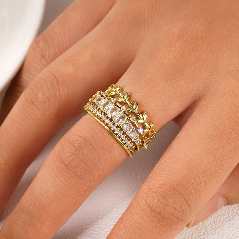 Set di anelli impilabili con zirconi in stile minimalista_voghion.com