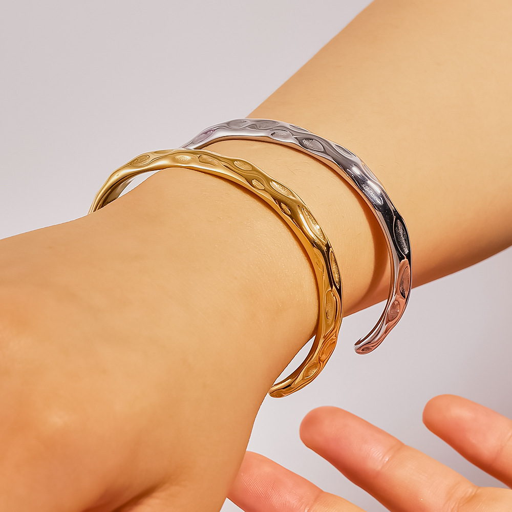 Ins pulsera de martillo irregular de personalidad de venta caliente, joyería de lujo ligera, diseño de nicho simple, pulsera retro en forma de C para mujer