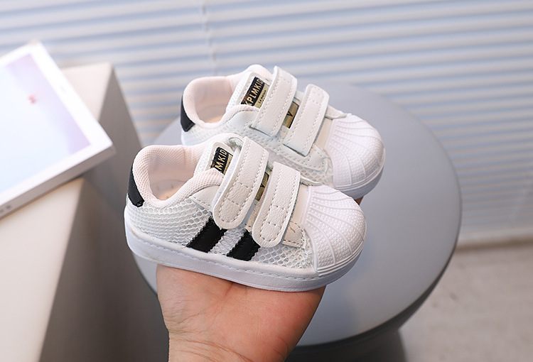 Barnbrädegalleria vit port hane och hona gående babyhacka, pring/sommar 2023 urholkad ingle meh_voghion.com