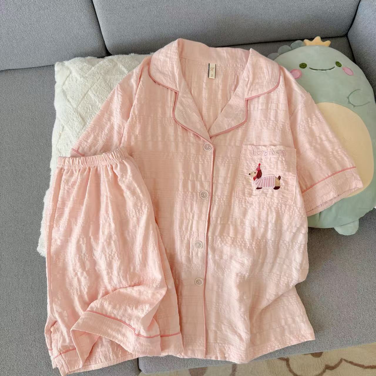 Pijamas al por mayor transfronterizos de mujeres cardigans arrugados con solapa de manga corta pantalones cortos bordados de dibujos animados ropa para el hogar se puede usar fuera