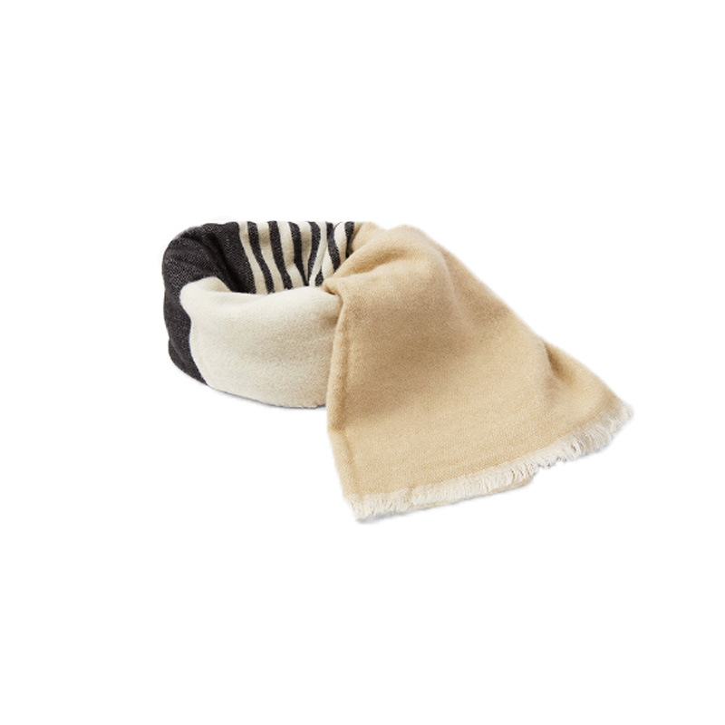 Novo cachecol xadrez feminino em imitação de cashmere com blocos de cores cáqui e nude, com bordas desfiadas, ideal para outono e inverno. Tamanho ampliado._voghion.com