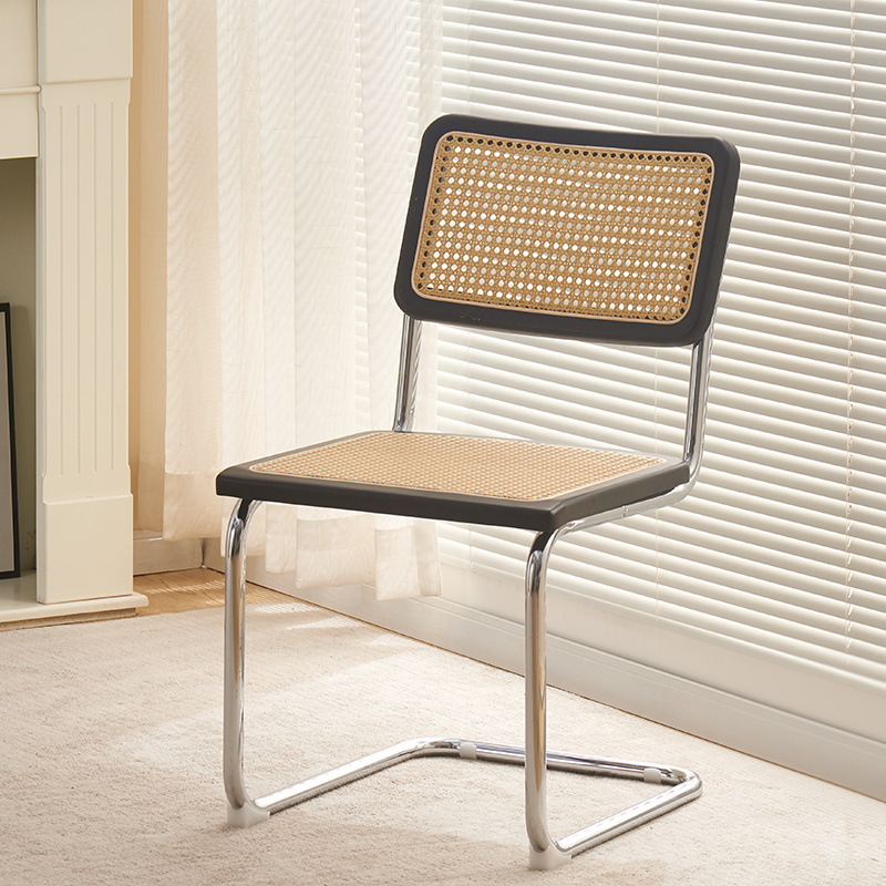 검은색 등나무 의자