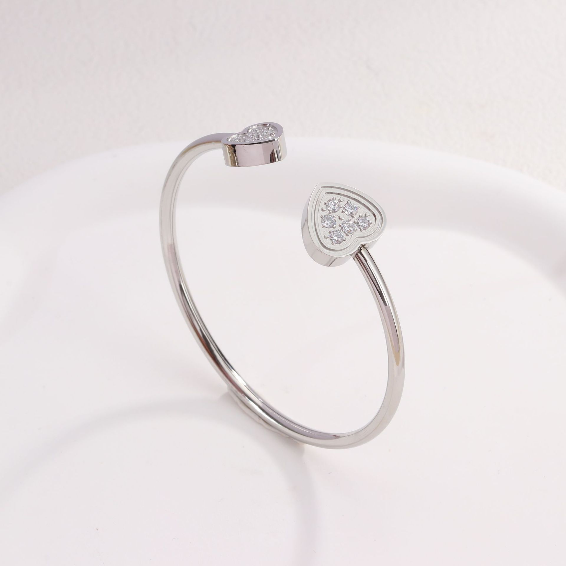 Fábrica en stock al por mayor de Europa y América transfronteriza de acero inoxidable en forma de C pulsera abierta ajustable chapado en oro 18K personalidad no se desvanece