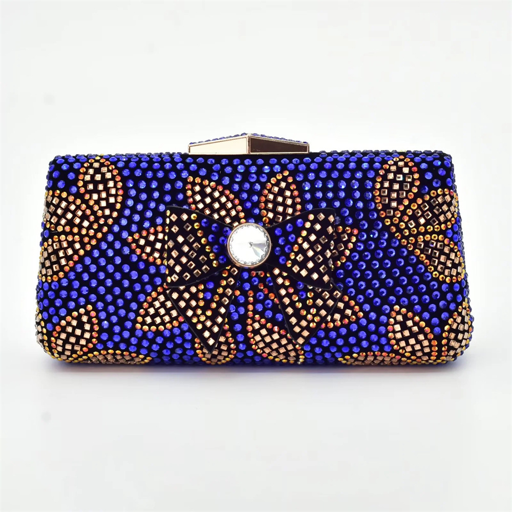 Vintage strasszokkal díszített női magassarkú cipő hozzáillő clutch stílusú vacsorához való öltönnyel_voghion.com