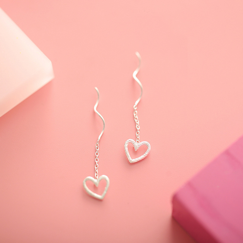 Pendientes de oreja de borla en forma de corazón simples y pequeños para mujer elegantes pendientes de onda en forma de corazón huecos dulces de moda