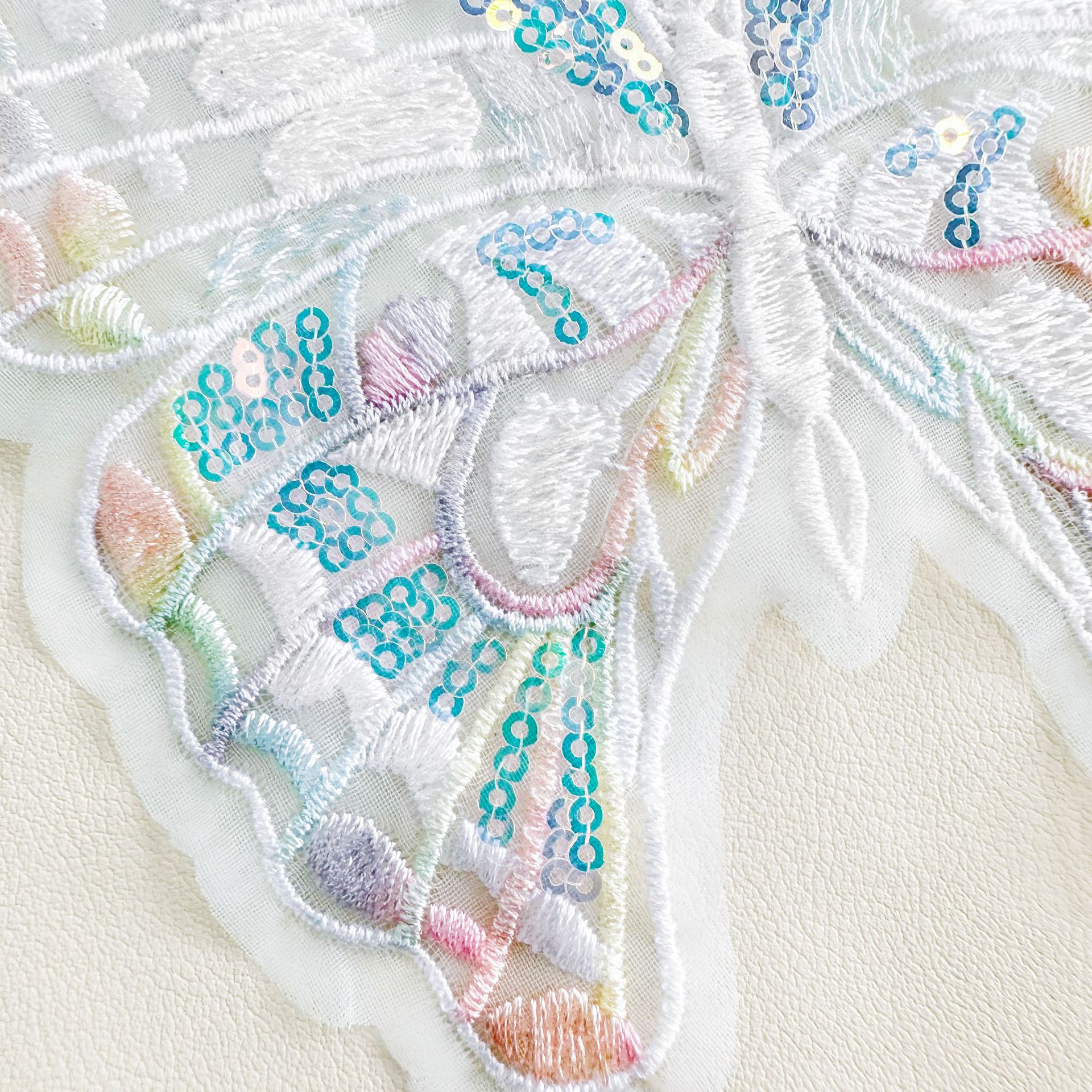 Cute dibujos animados hilo de malla de encaje cuentas de mariposa pegatinas de tela ropa de mascotas vestidos de niños ropa de ropa al por mayor
