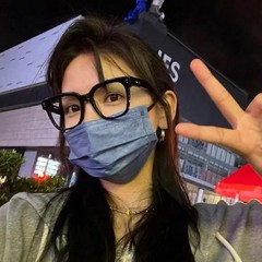 章若楠同モデルの黒いメガネフレームの女性は近視の丸い顔を持つことができます。