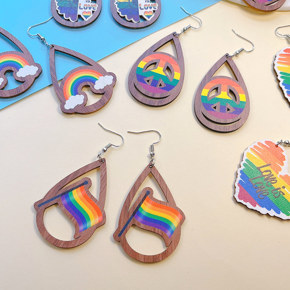 Großhandel Schmuck 1 Paar Süss Brief Regenbogen Herzform Holz Tropfenohrringe display picture 2