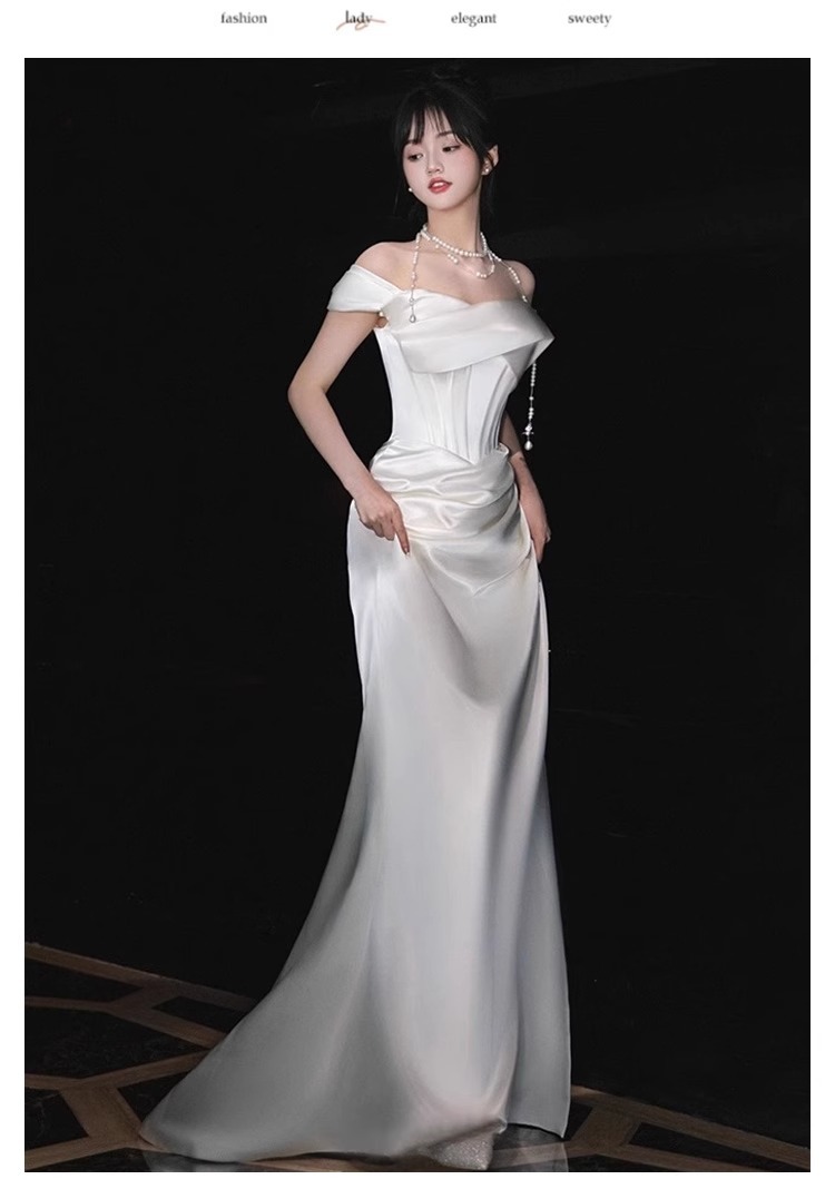 Elegant brudklänning i vit satin med off-shoulder och sjöjungfrumodell_voghion.com